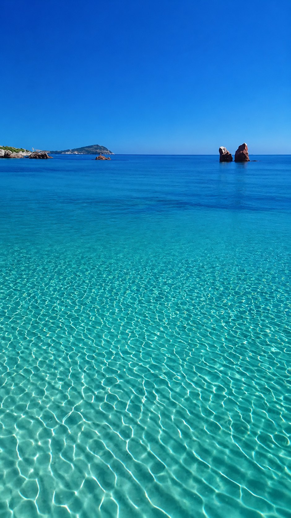 La sabbia e il mare della Spiaggia di Cea vicino ai parcheggi