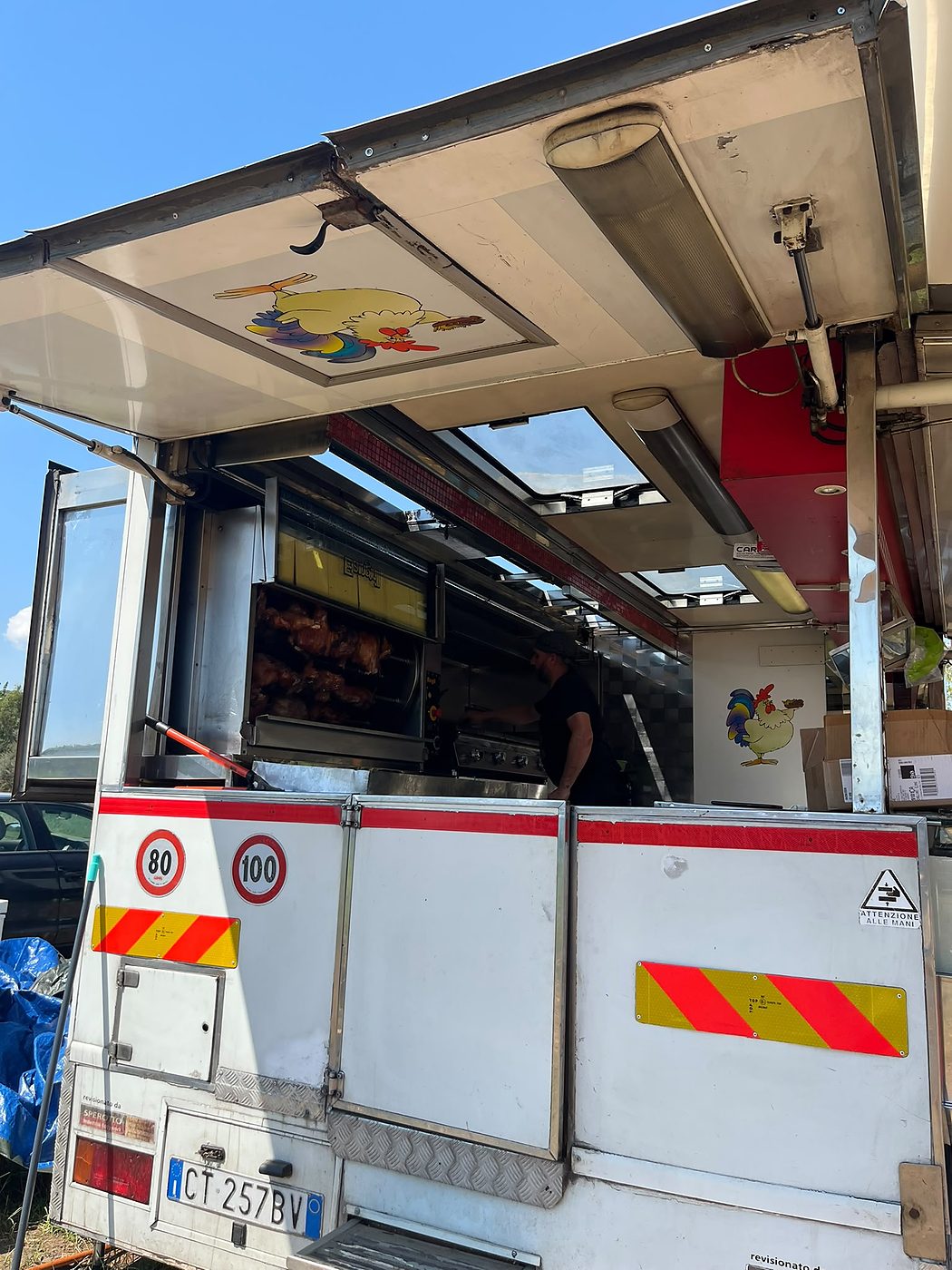 Rosticceria del food truck vicino alla Spiaggia di Cea
